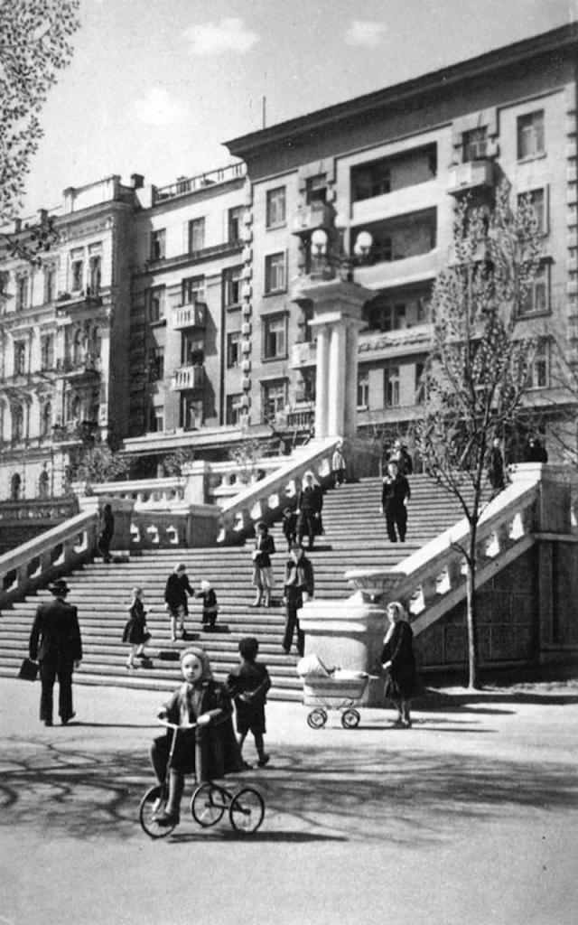 Лестница возле Оперного театра. История