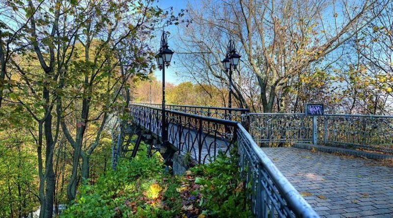 Парковый мост, или место для влюбленных