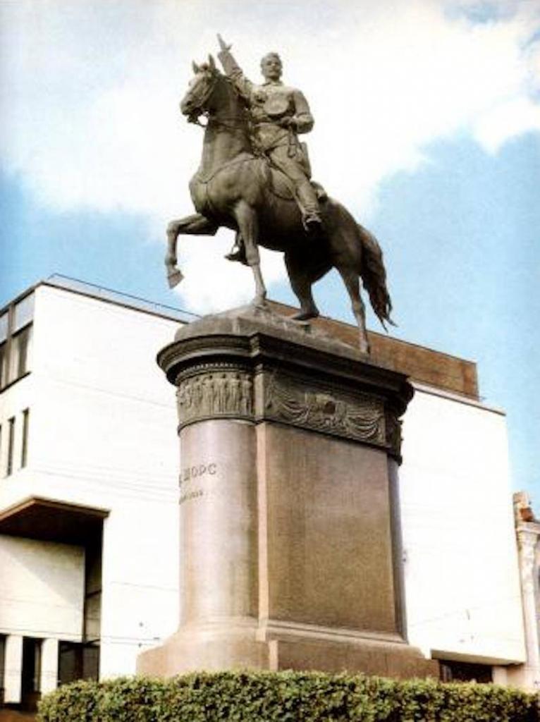 Памятник Николаю Щорсу