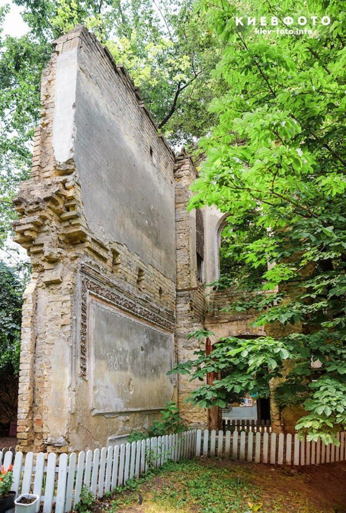 Загадочные развалины в секретном дворике на Бехтеревском переулке