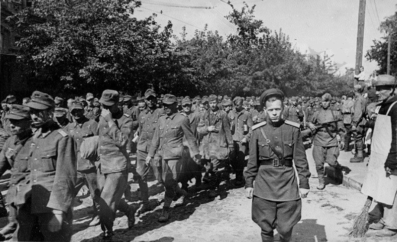 "Марш ганьби" на вулицях Києва 1944 року