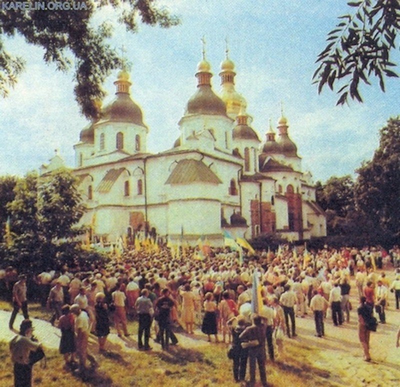 Як над Київрадою у 1990 році вперше було піднято синьо-жовтий прапор