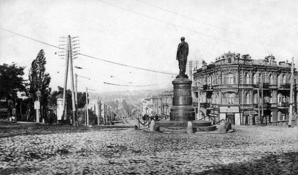 Памятник Алексею Бобринскому. История