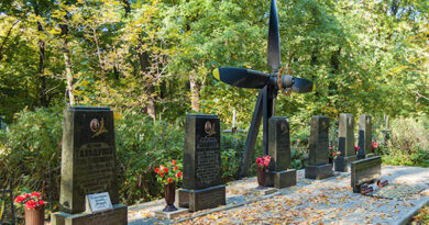 Мемориал летчикам 86 авиаотряда, погибшим над аэропортом Жуляны