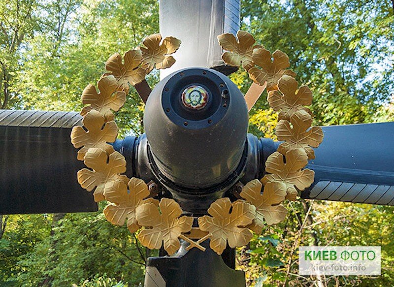 Мемориал летчикам 86 авиаотряда, погибшим над аэропортом Жуляны