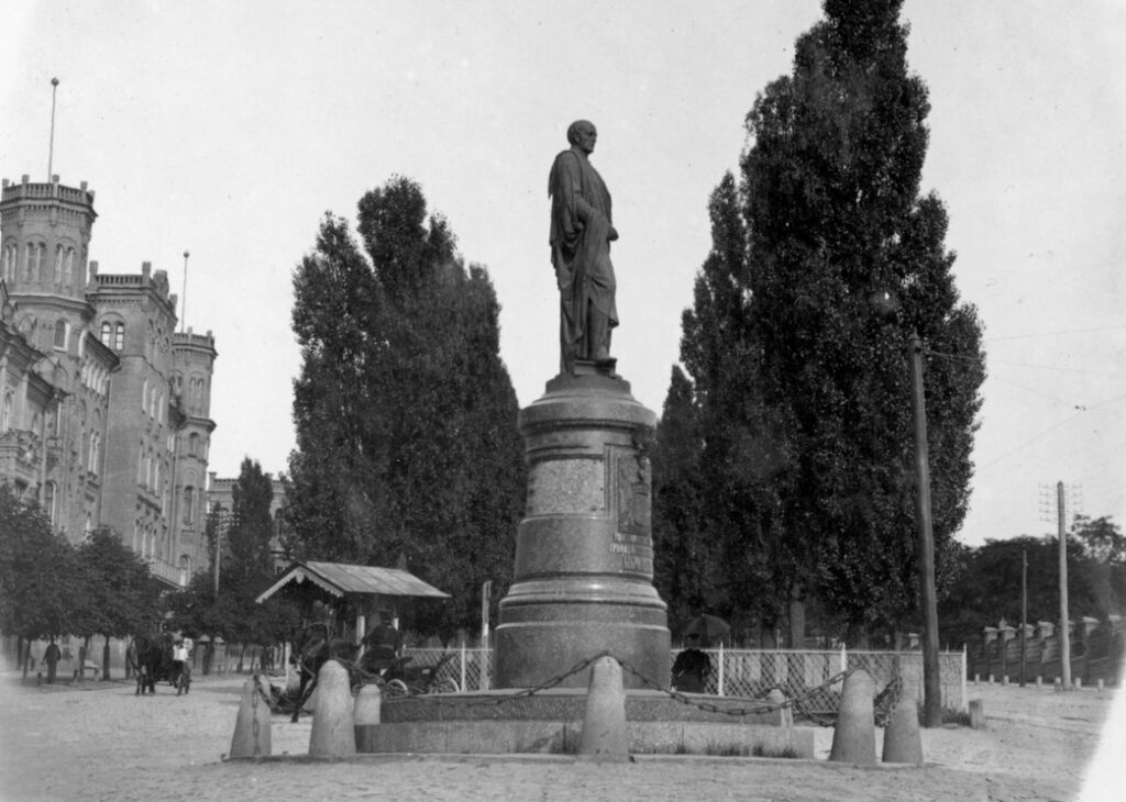 Памятник Алексею Бобринскому. История