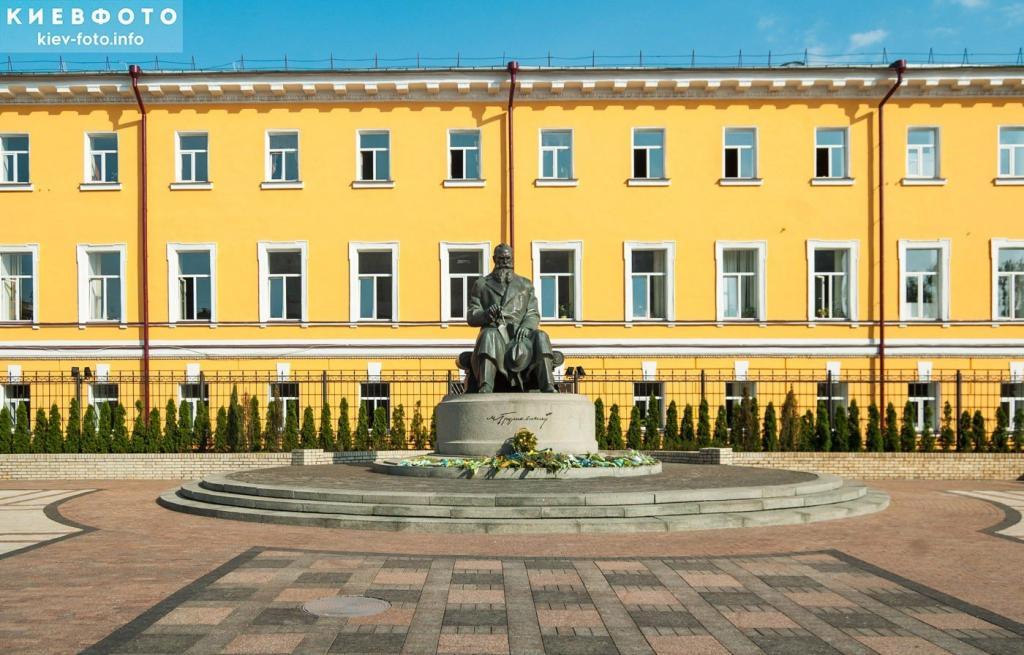 Памятник Михаилу Грушевскому