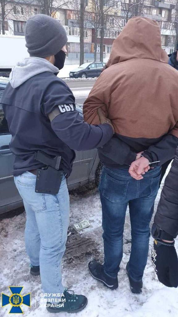 В Киеве задержали полицейского, который требовал 10 000 долларов США за закрытие уголовного производства.  фото
