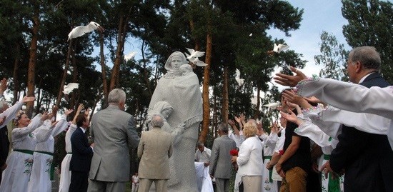 Памятник "Мать-вдова"