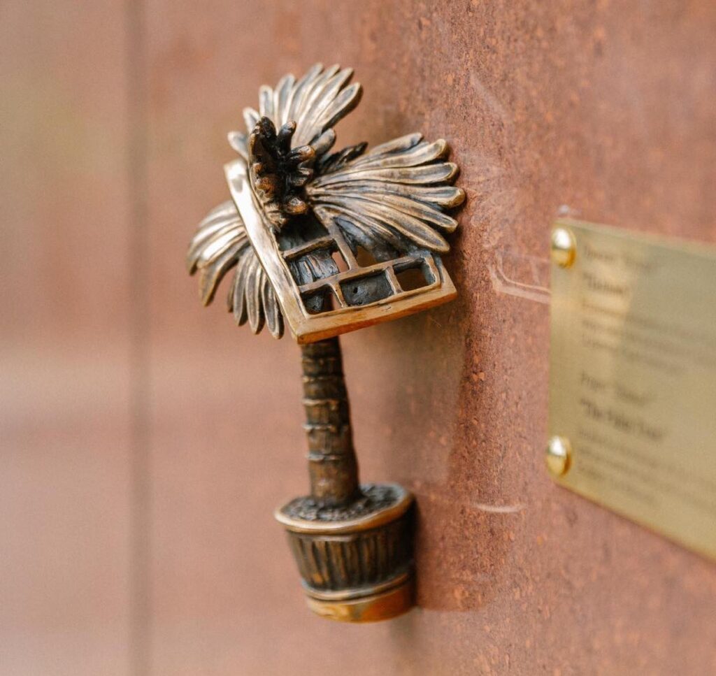 У Києві відкрили 30-ту бронзову мініскульптурку “Шукай!”, присвячену київській пальмі.