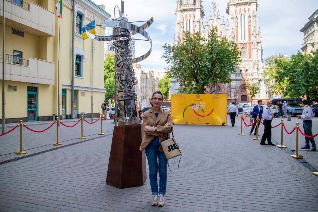В Киеве установили стальную скульптуру в форме ДНК