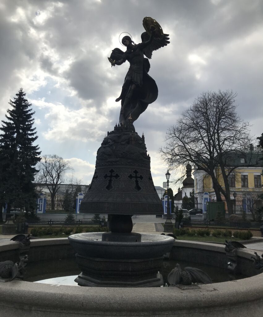 Фонтан із скульптурою Архістратига Михаїла у парку «Володимирська гірка»