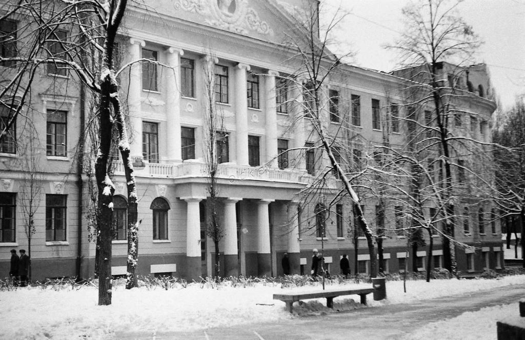 Будівля Київських вищих жіночих курсів по вулиці О.Гончара, 55