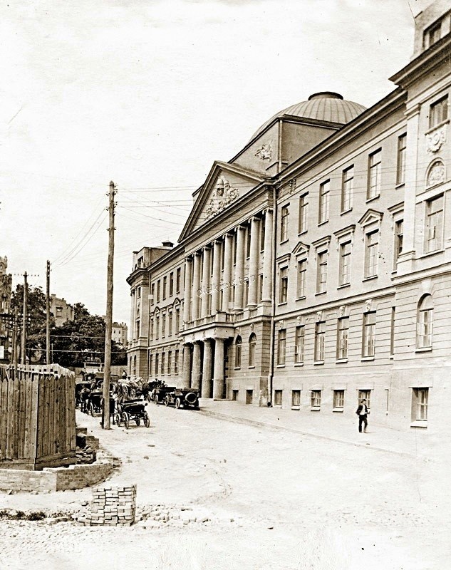 Здание Киевских высших женских курсов по улице Гончара, 55