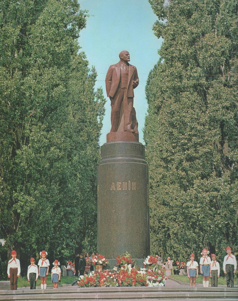 Пам'ятник Леніну: від створення до повалення