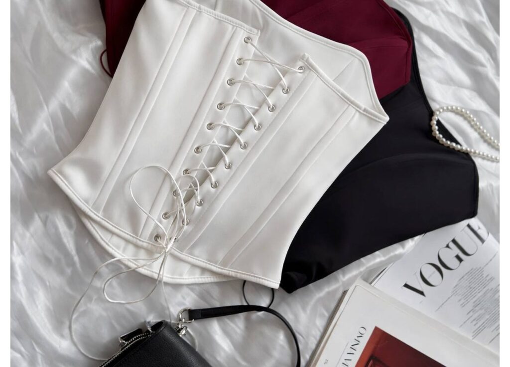 Корсет, притягивающий взгляды – двойная ткань, ребра жесткости для поддержания формы, шнуровка с люверсами на спине для регулировки посадки.