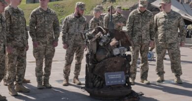 «Останню крапку ставить піхота»: у Києві відкрили інсталяцію з уламків ворожого озброєння