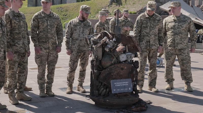 «Останню крапку ставить піхота»: у Києві відкрили інсталяцію з уламків ворожого озброєння