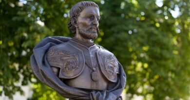 Пам’ятний знак гетьману Івану Мазепі на території Києво-Печерської лаври 