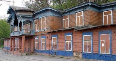 Втрачена пам’ятка біля Поштової: історія “будинку з намальованими вікнами” на Набережному шосе